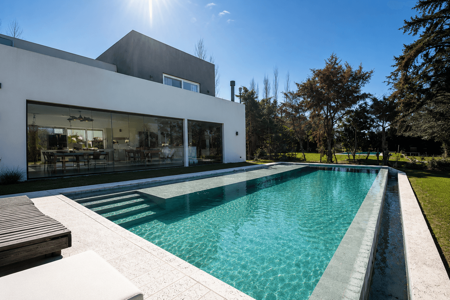 Piscina de hormigón terminada en una casa moderna