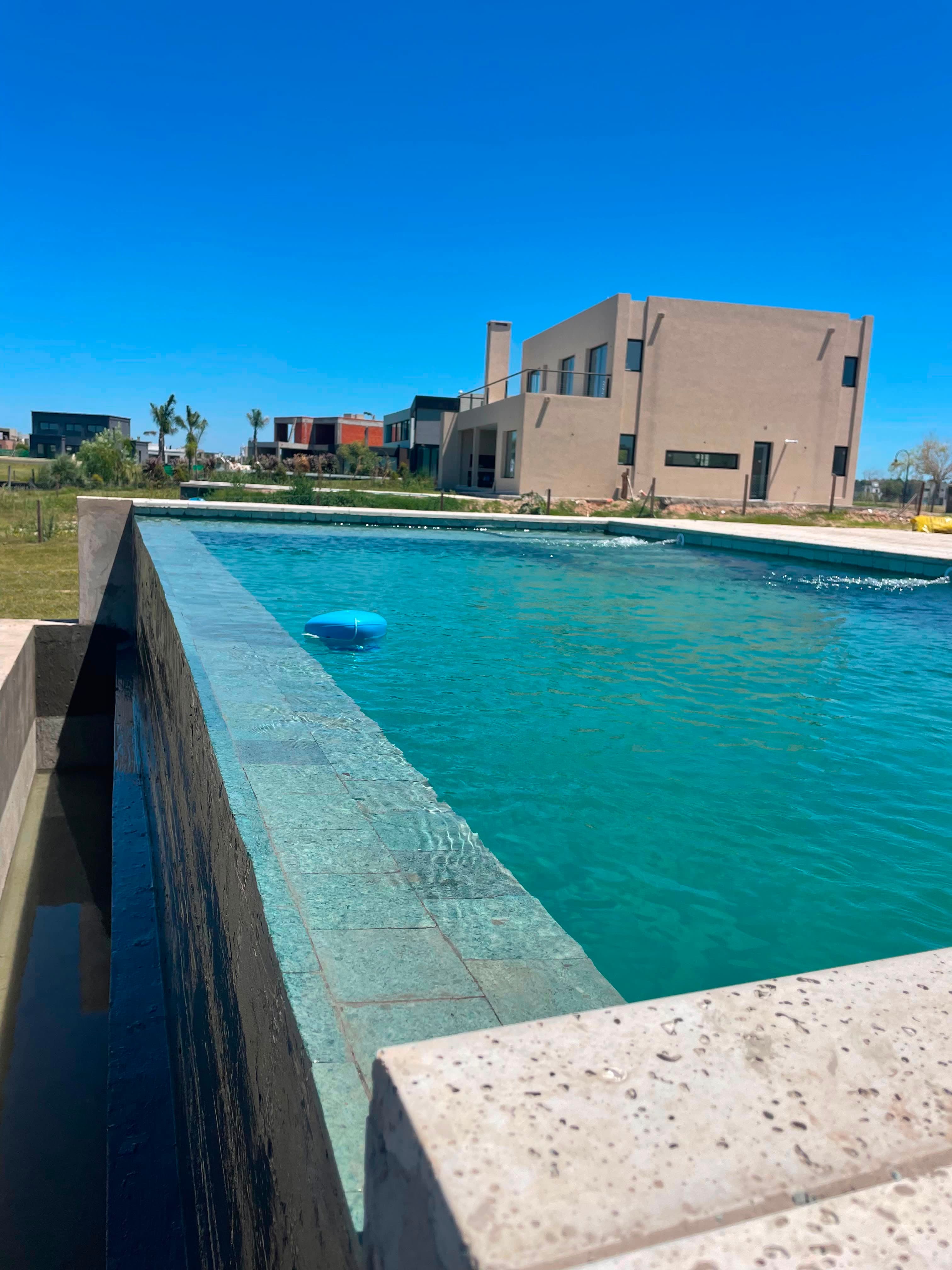 Piscina rodeada de vegetación, terminación premium