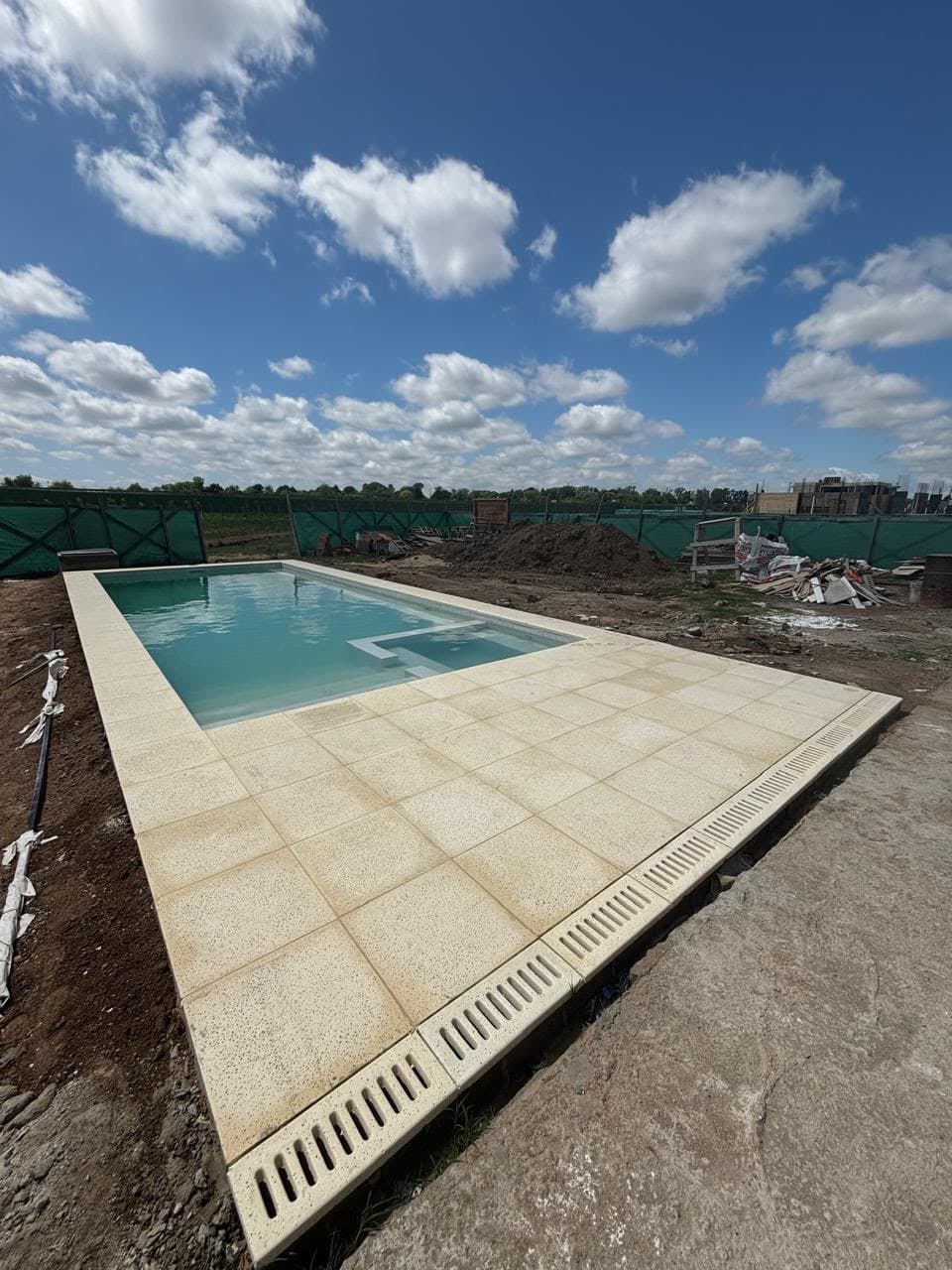 Piscina 10 × 4 m con hidromasaje en Club CISSAB · Tristán Suárez