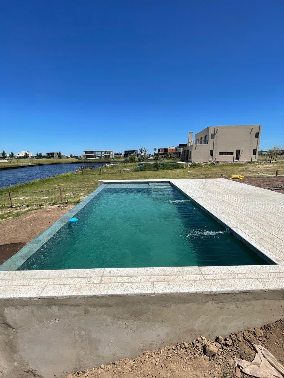 Piscina 6 × 3 m con desborde infinito en Barrio El Naudir · Escobar