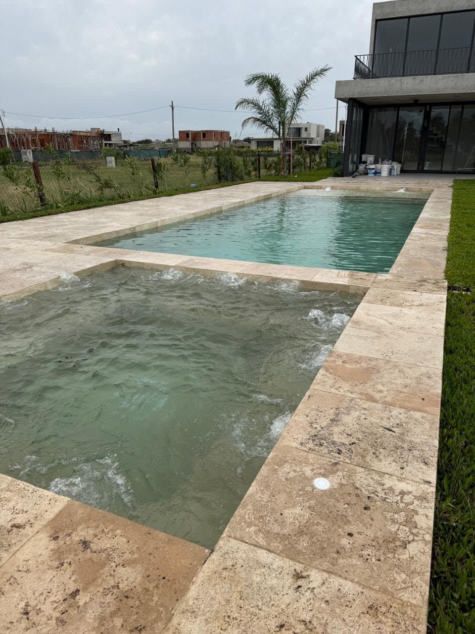 Piscina 12 × 4 m con hidromasaje en Club CISSAB · Tristán Suárez